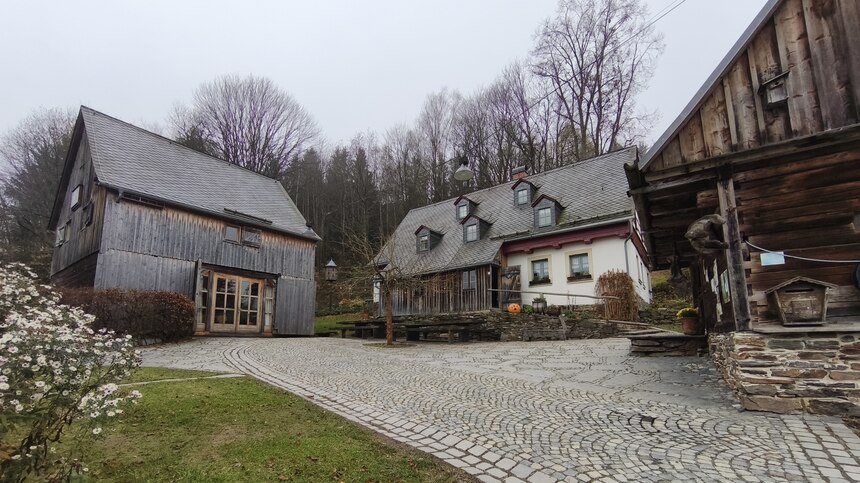 Foto vom Riedelhof mit den verschiedenen Gebäuden